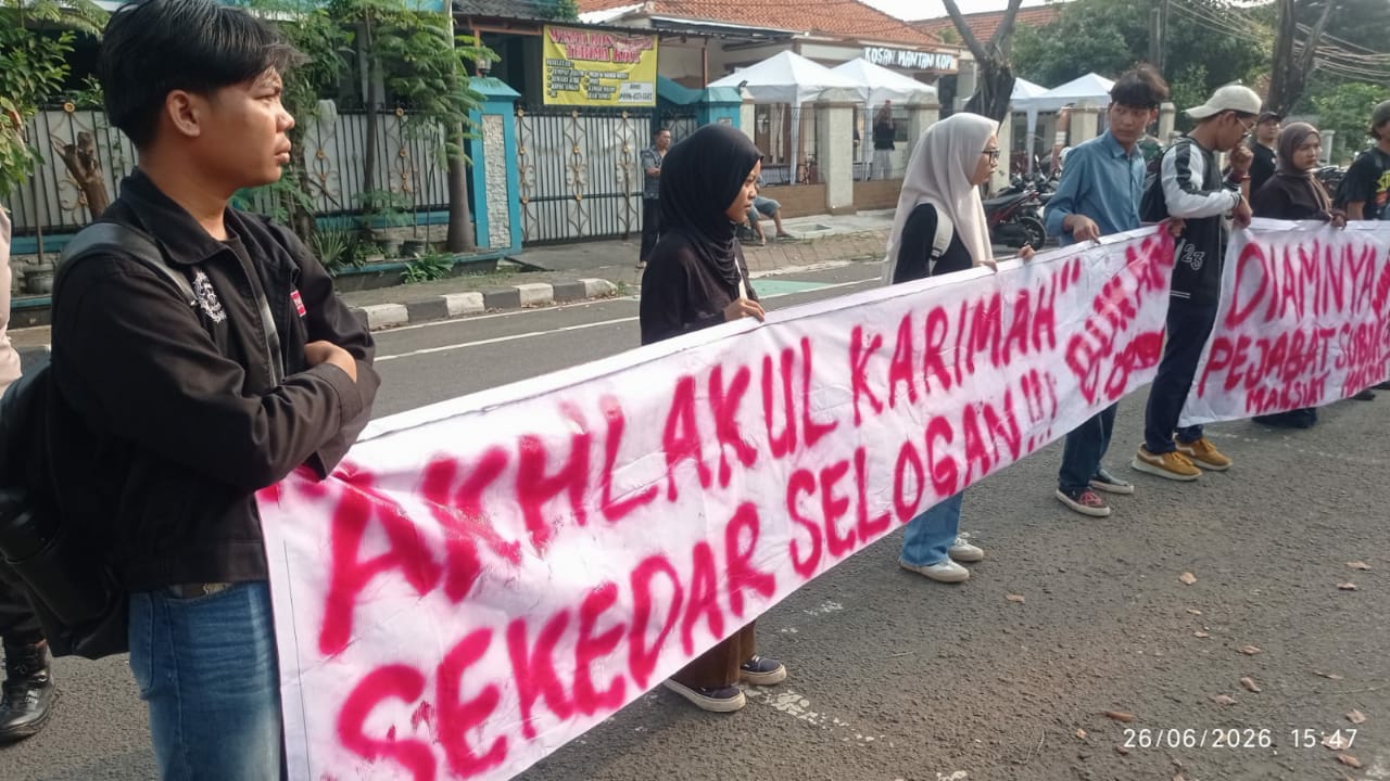 Mahasiswa CGMT membentangkan spanduk bertuliskan Akhlaqul Karimah saat aksi demo di depan Kantor Kecamatan Tangerang
