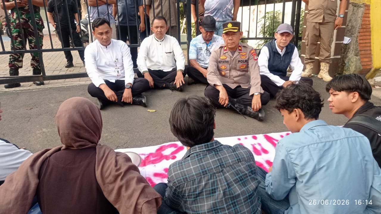 Mahasiswa CGMT berdialog dengan Camat Tangerang dan aparat kepolisian di depan kantor kecamatan