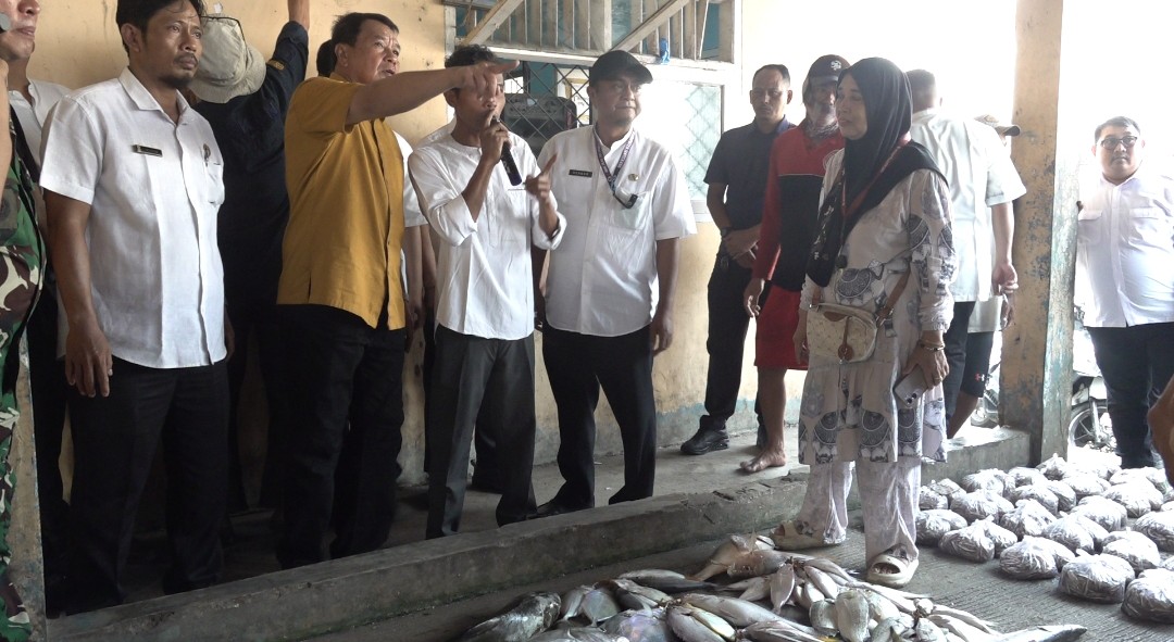 Bupati Tangerang meninjau hasil tangkapan ikan nelayan di TPI Tanjung Pasir Kecamatan Teluknaga