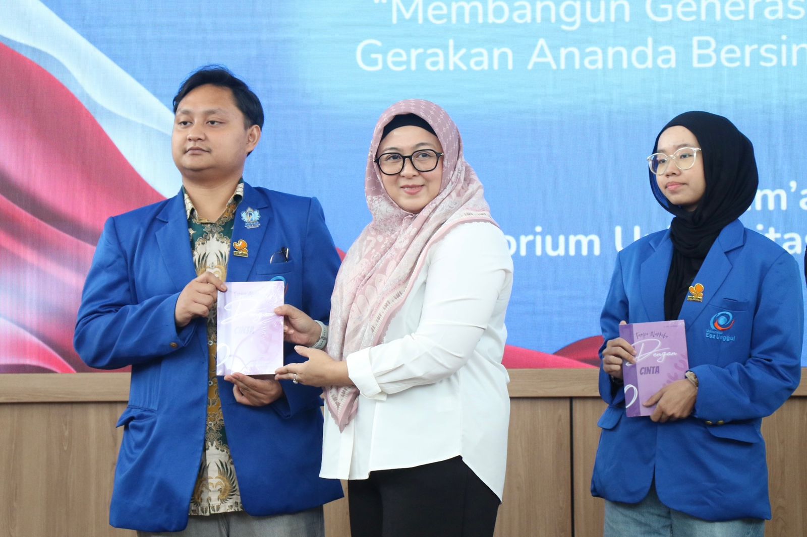 Wakil Bupati Tangerang Intan Nurul Hikmah menyerahkan buku bertajuk Tanpa Narkoba Dengan Cinta kepada mahasiswa