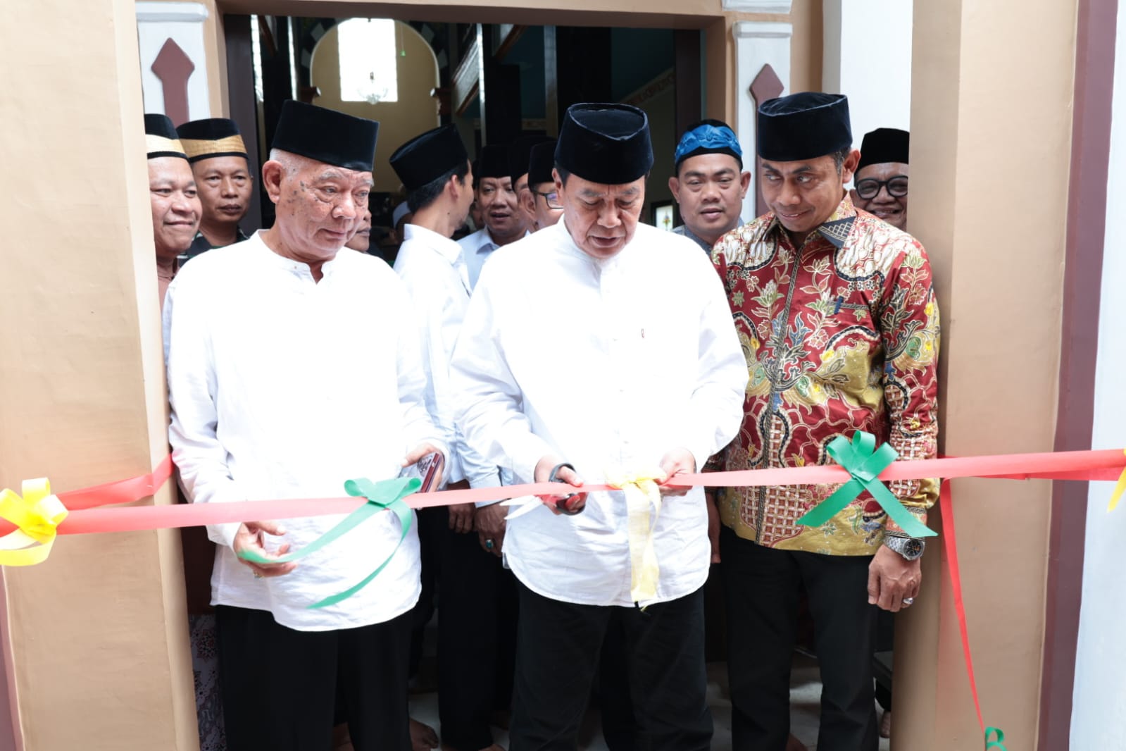 Bupati Tangerang Moch Maesyal Rasyid menggunting pita peresmian di Masjid Jami Nurul Huda Kecamatan Pakuhaji