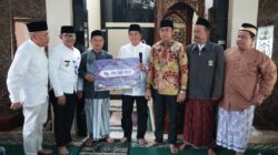 Bupati Tangerang Moch Maesyal Rasyid menyerahkan bantuan Rp20 juta kepada pengurus Masjid Jami Nurul Huda Kiara Patung Pakuhaji