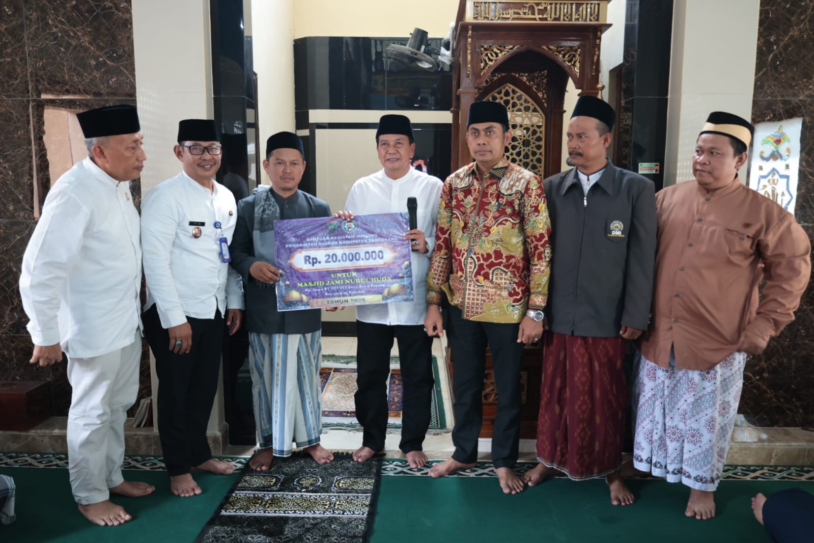 Bupati Tangerang Moch Maesyal Rasyid menyerahkan bantuan Rp20 juta kepada pengurus Masjid Jami Nurul Huda Kiara Patung Pakuhaji