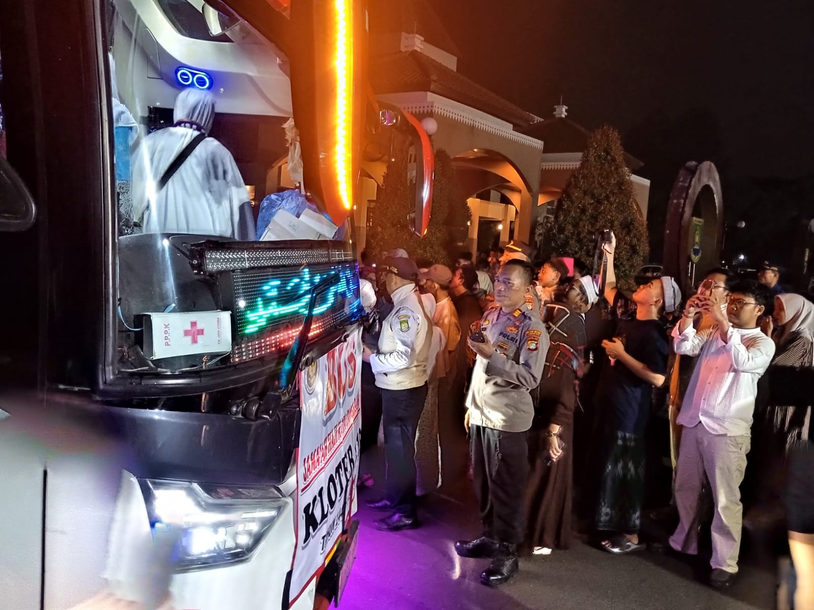 keluarga sambut jamaah haji kloter 19 tangerang