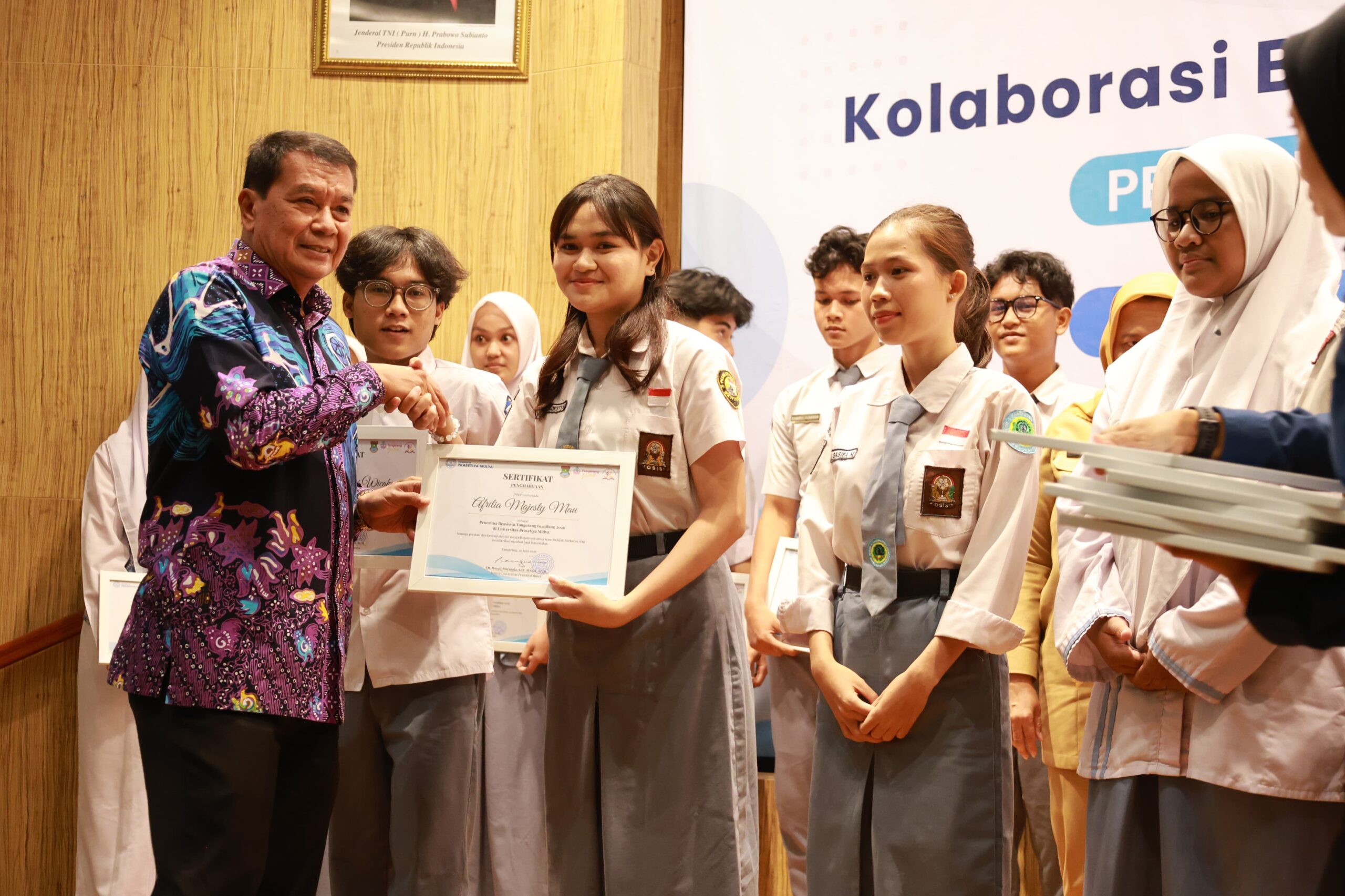penyerahan sertifikat beasiswa tangerang gemilang maesyal rasyid 2026 [image_id: 0]