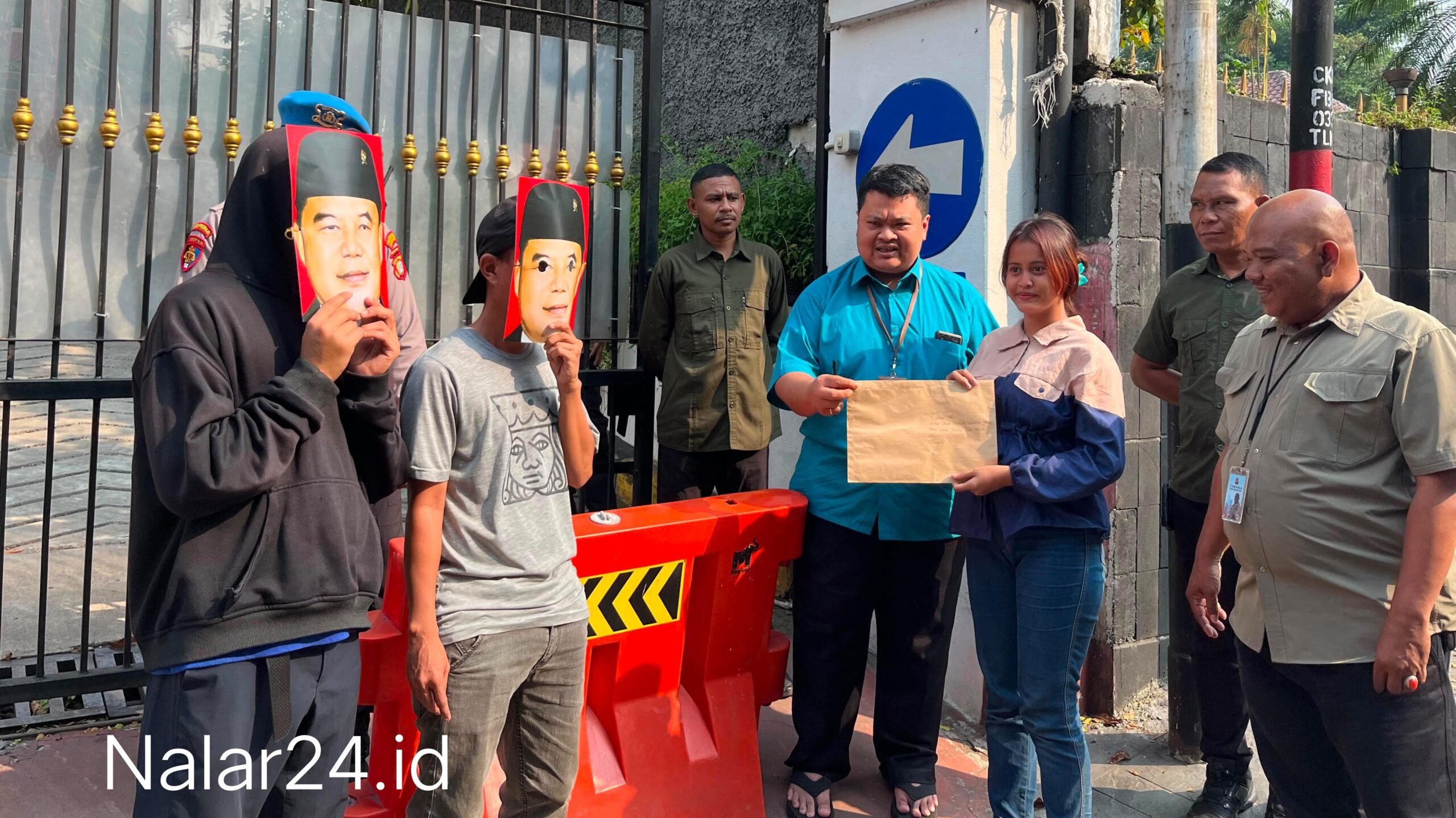 Perwakilan SMAPK serahkan dokumen tuntutan ke perwakilan DPP PDIP terkait polemik rumah dinas DPRD Sumsel Ilyas Panji Alam