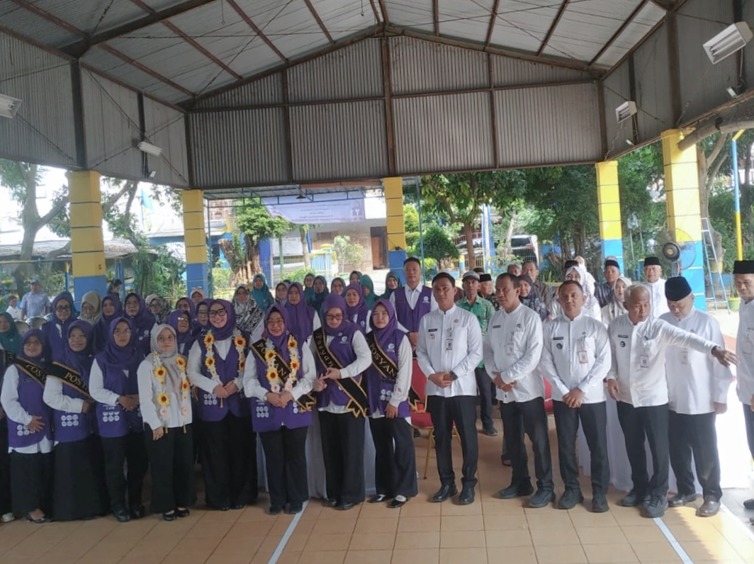Camat Tangerang Yudi Mulyadi berfoto bersama para lurah dan kader posyandu usai verifikasi lomba posyandu di Kelurahan Sukasari