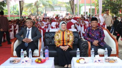 Wabup Tangerang Intan Nurul Himah saksikan pentas seni siswa SDN Peusar Tigaraksa pada acara purnawiyata