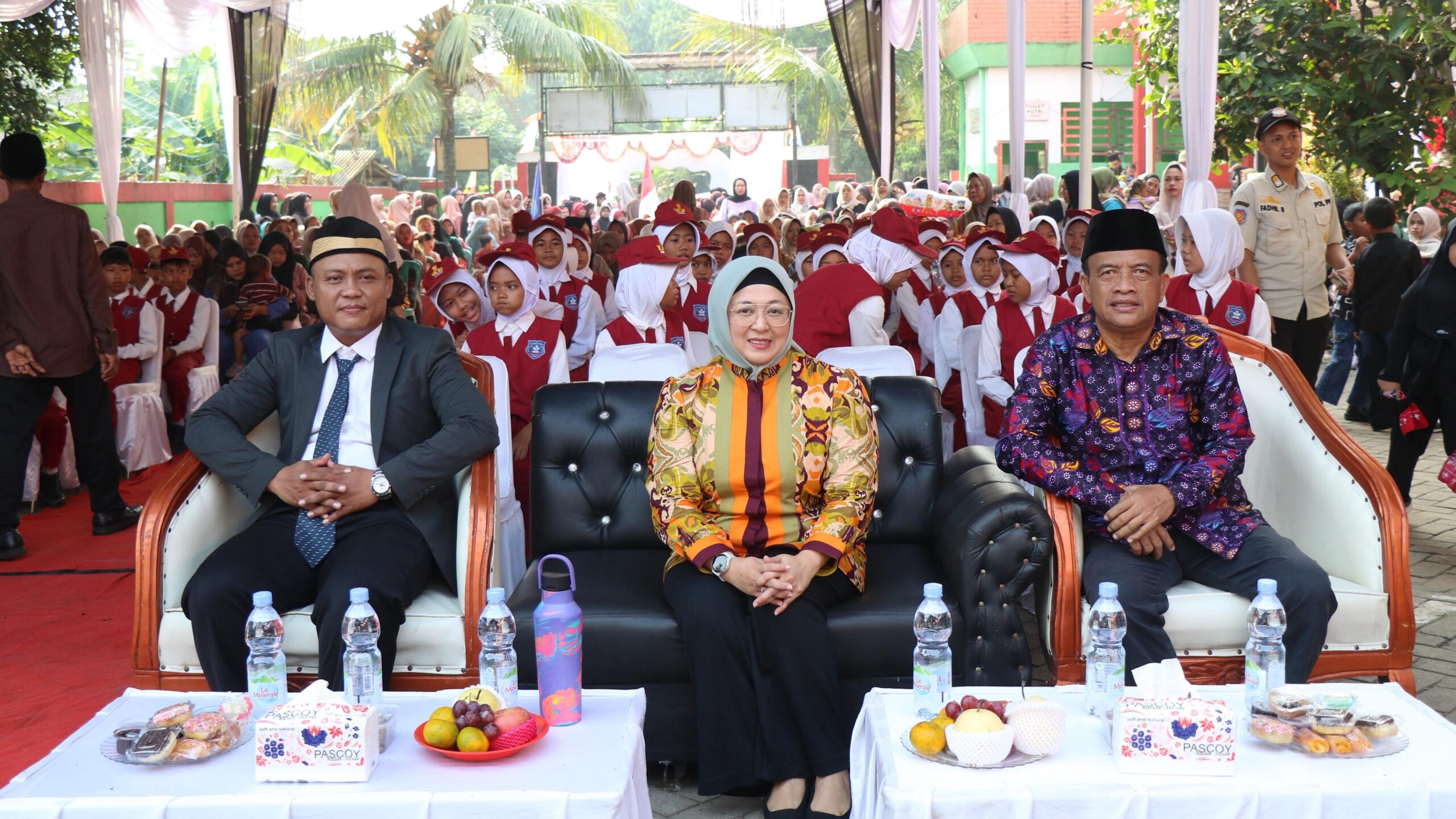 Wabup Tangerang Intan Nurul Himah saksikan pentas seni siswa SDN Peusar Tigaraksa pada acara purnawiyata
