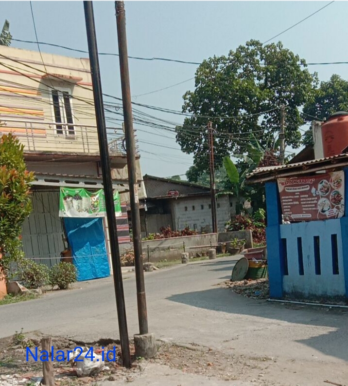 Tiang jaringan internet MyRepublic berdiri di pekarangan rumah warga Desa Pasir Nangka Tigaraksa tanpa izin pemilik lahan