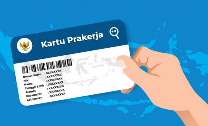 Ilustrasi Kartu Prakerja Gelombang XX 2026 dipegang tangan
