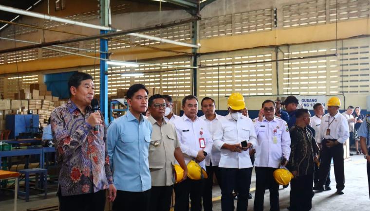 wapres gibran rakabuming raka sekda soma atmaja tinjau pabrik united motor curug