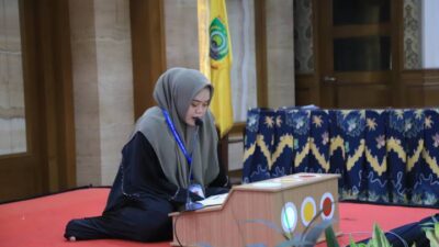 Seorang peserta MTQ Kota Tangerang menunjukkan kemampuannya dalam cabang tilawah di atas panggung