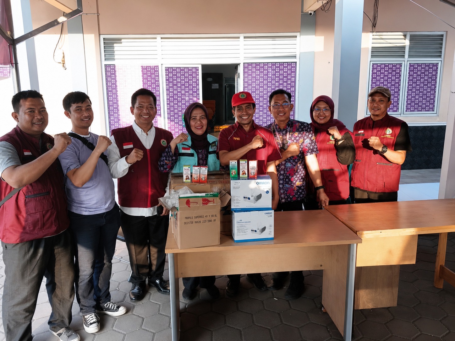 Relawan PPNI Kabupaten Tangerang menyerahkan bantuan 2 unit nebulizer portable dan obat-obatan kepada Puskesmas Rajeg