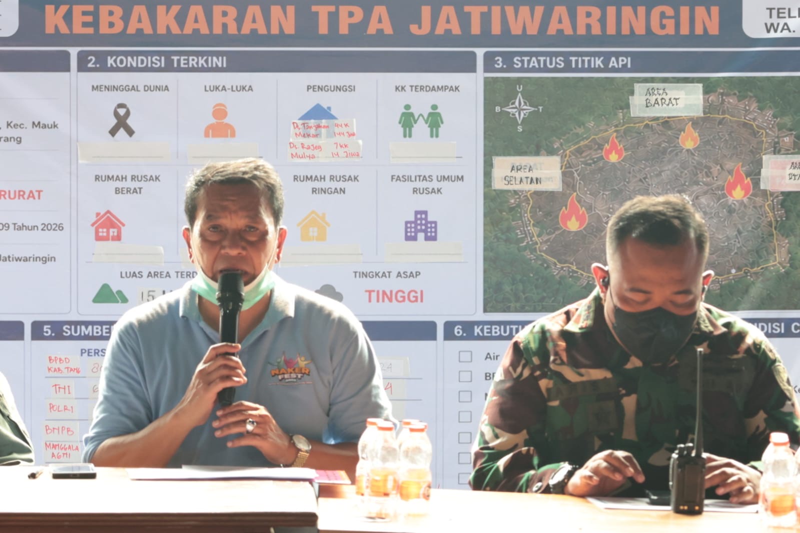 Konferensi pers penanganan kebakaran TPA Jatiwaringin di depan papan informasi kondisi terkini dan peta titik api
