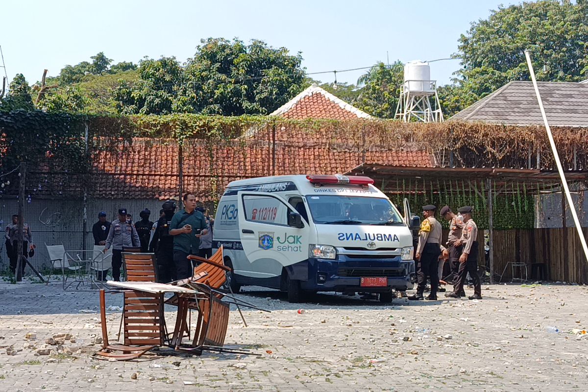 Lokasi bentrokan di Jalan Tambak I Menteng dipasangi garis polisi dengan puing bangunan dan ambulans