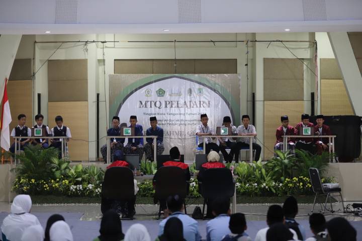 Peserta lomba fahmil Qur'an MTQ Pelajar Kota Tangerang bersama dewan juri