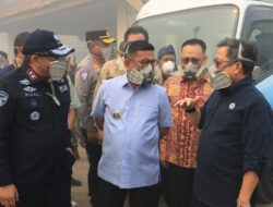 Andra Soni Tinjau Kebakaran TPA Jatiwaringin, Sebut Cuaca Paling Panas 30 Tahun Terakhir