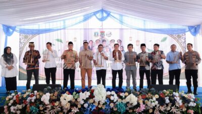 Gubernur Banten Andra Soni bersama Bupati Tangerang Maesyal Rasyid dan Forkopimda memegang alat musik angklung saat pembukaan Festival Muharram Cengkok 1448 H di Kampung Cengkok Balaraja`