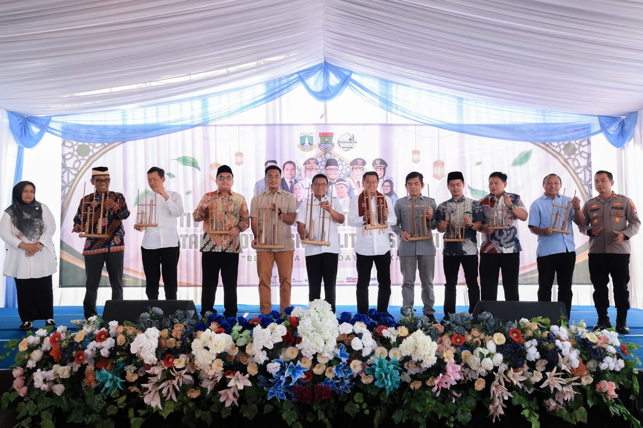 Gubernur Banten Andra Soni bersama Bupati Tangerang Maesyal Rasyid dan Forkopimda memegang alat musik angklung saat pembukaan Festival Muharram Cengkok 1448 H di Kampung Cengkok Balaraja`