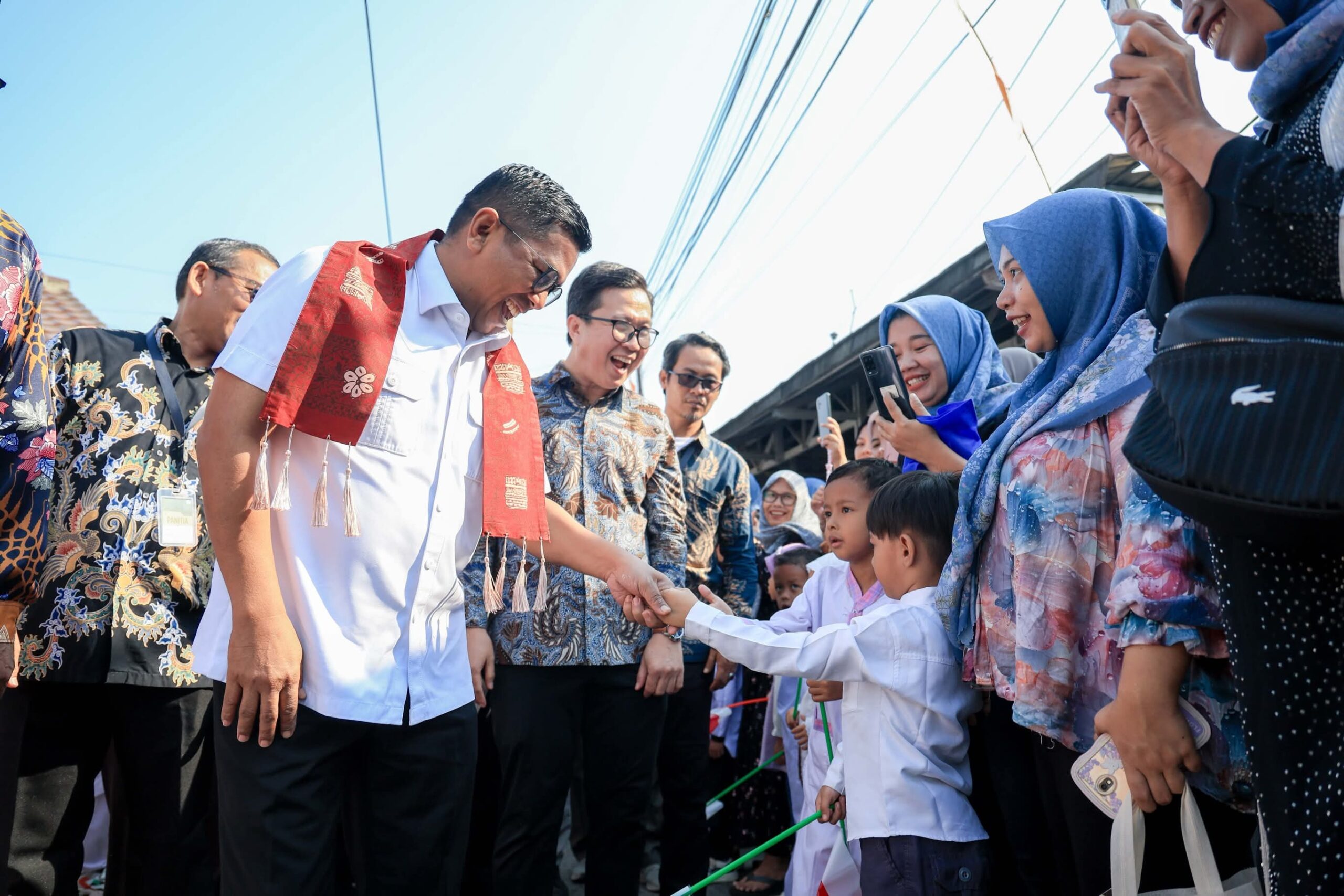 Gubernur Banten Andra Soni bersalaman dan menyapa anak-anak serta warga