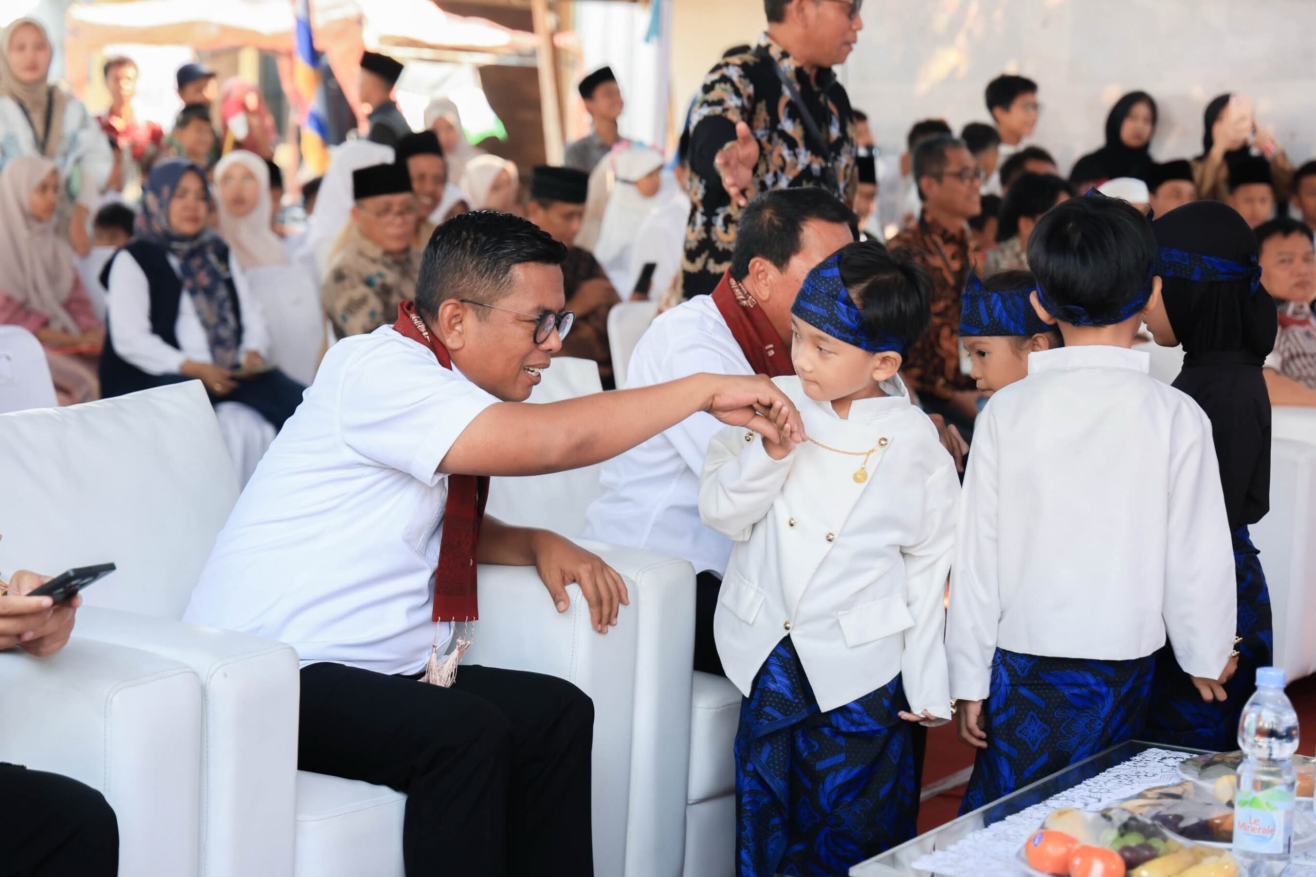 Gubernur Banten Andra Soni berinteraksi dengan anak peserta khitanan massal saat menghadiri Festival Muharram 1448 H di Kampung Cengkok