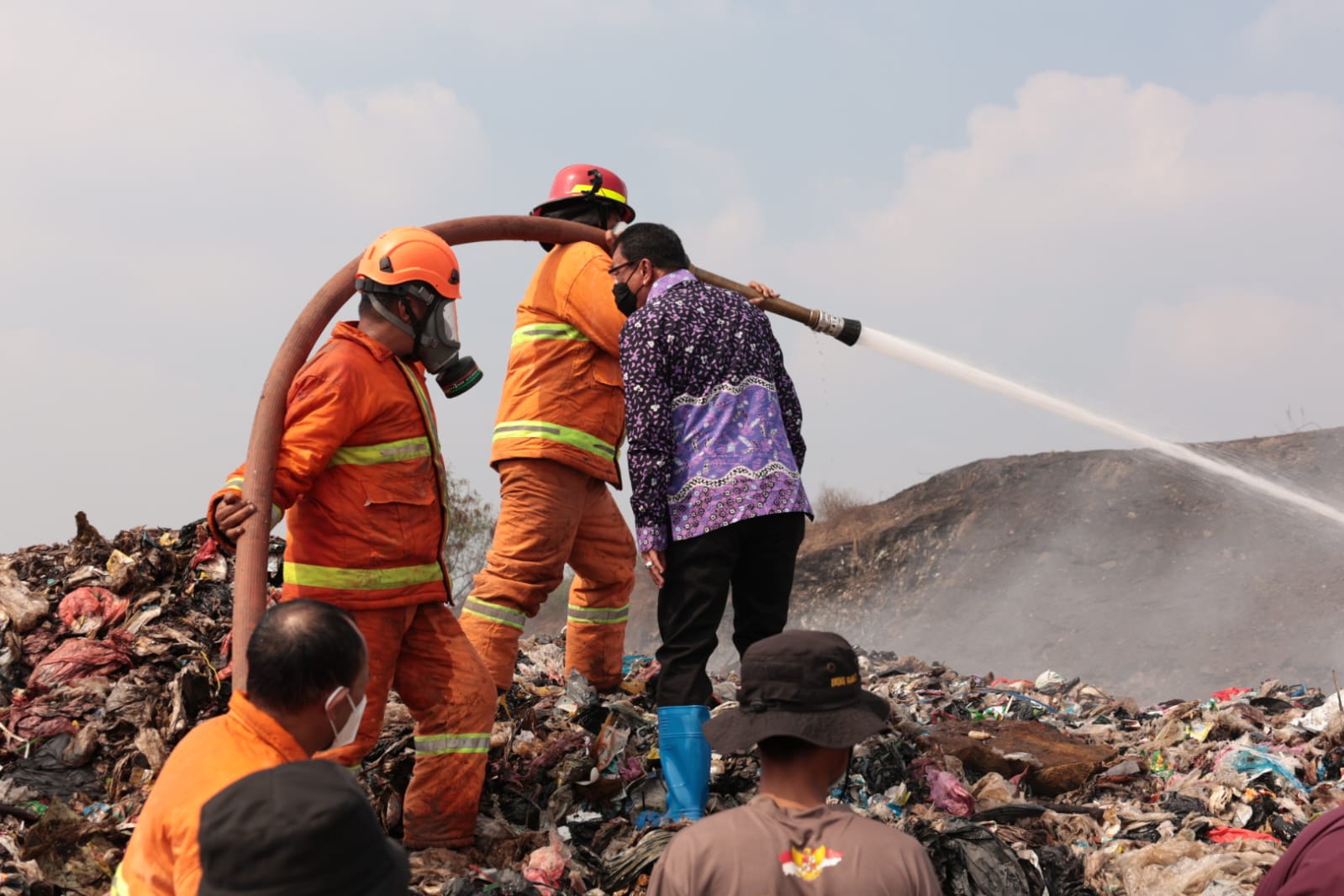 Bupati Tangerang Moch Maesyal Rasyid memegang selang pemadam bersama petugas saat monitoring kebakaran TPA Jatiwaringin Mauk