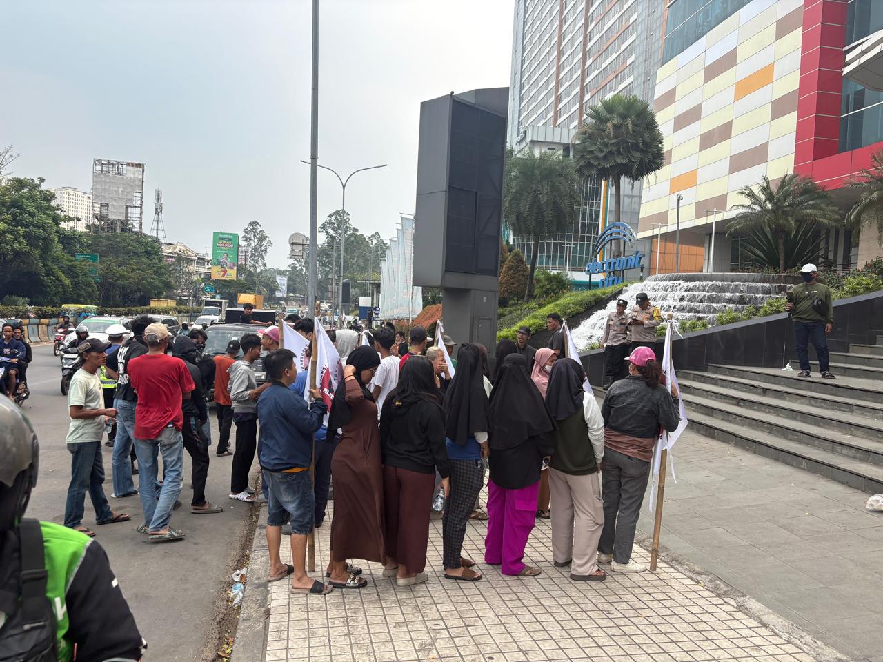 Massa Demo Tangcity Mall Tuntut Klarifikasi RTH