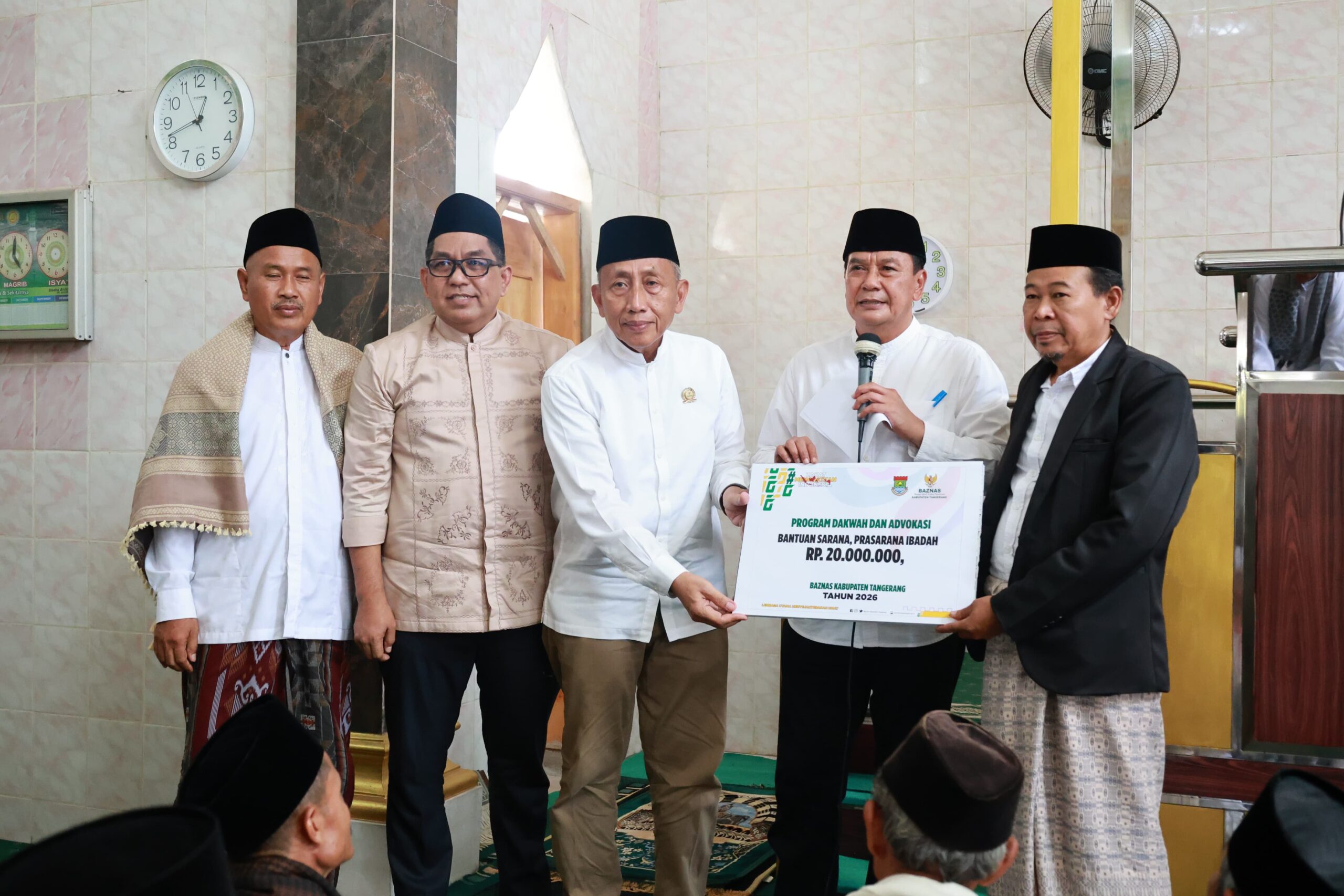 : Bupati Tangerang Serahkan Bantuan Rp20 Juta DKM Masjid Jamiatul Khoer