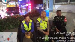 Petugas gabungan Polisi Dishub TNI AD urai macet TL Pesing Jakarta Barat 3 Juli 2026