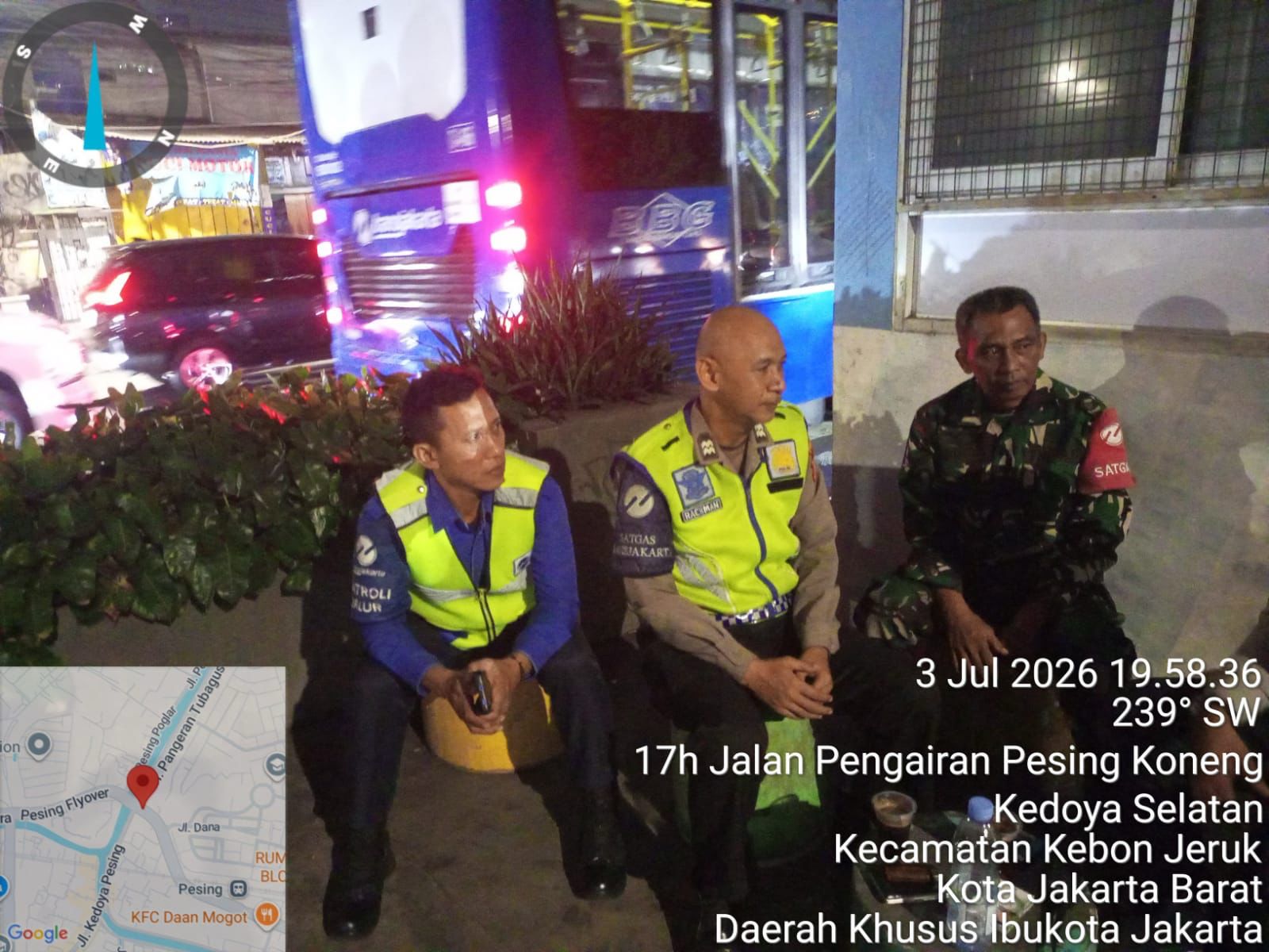 Petugas gabungan Polisi Dishub TNI AD urai macet TL Pesing Jakarta Barat 3 Juli 2026