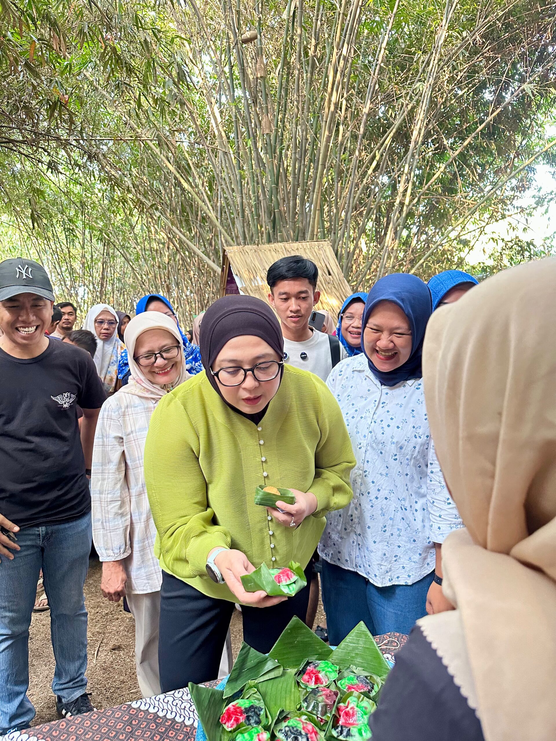 Wabup Intan tinjau UMKM Pasar Rakyat Alam Bambu Ciakar Ciakar Panongan
