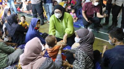 Wabup Intan sapa pengungsi anak-anak posko Rajeg Hills TPA Jatiwaringin