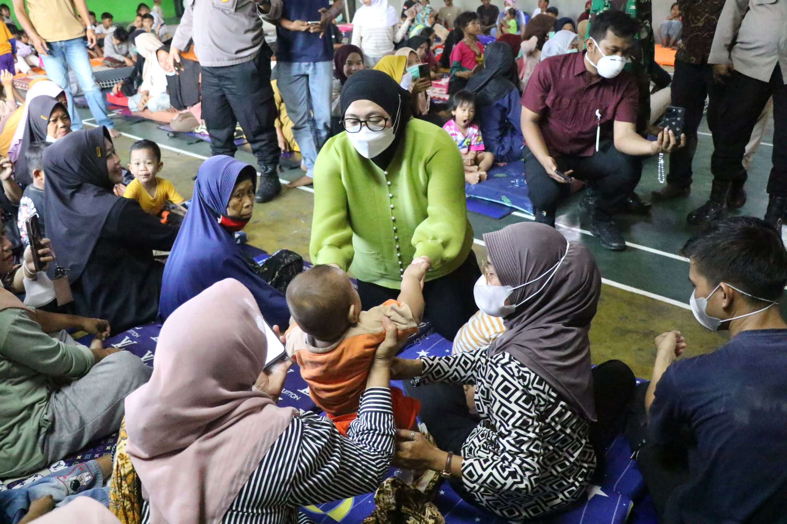 Wabup Intan sapa pengungsi anak-anak posko Rajeg Hills TPA Jatiwaringin