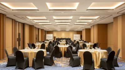 Ruang meeting Oakwood Yogyakarta dengan setup theater dilengkapi projector dan internet cepat