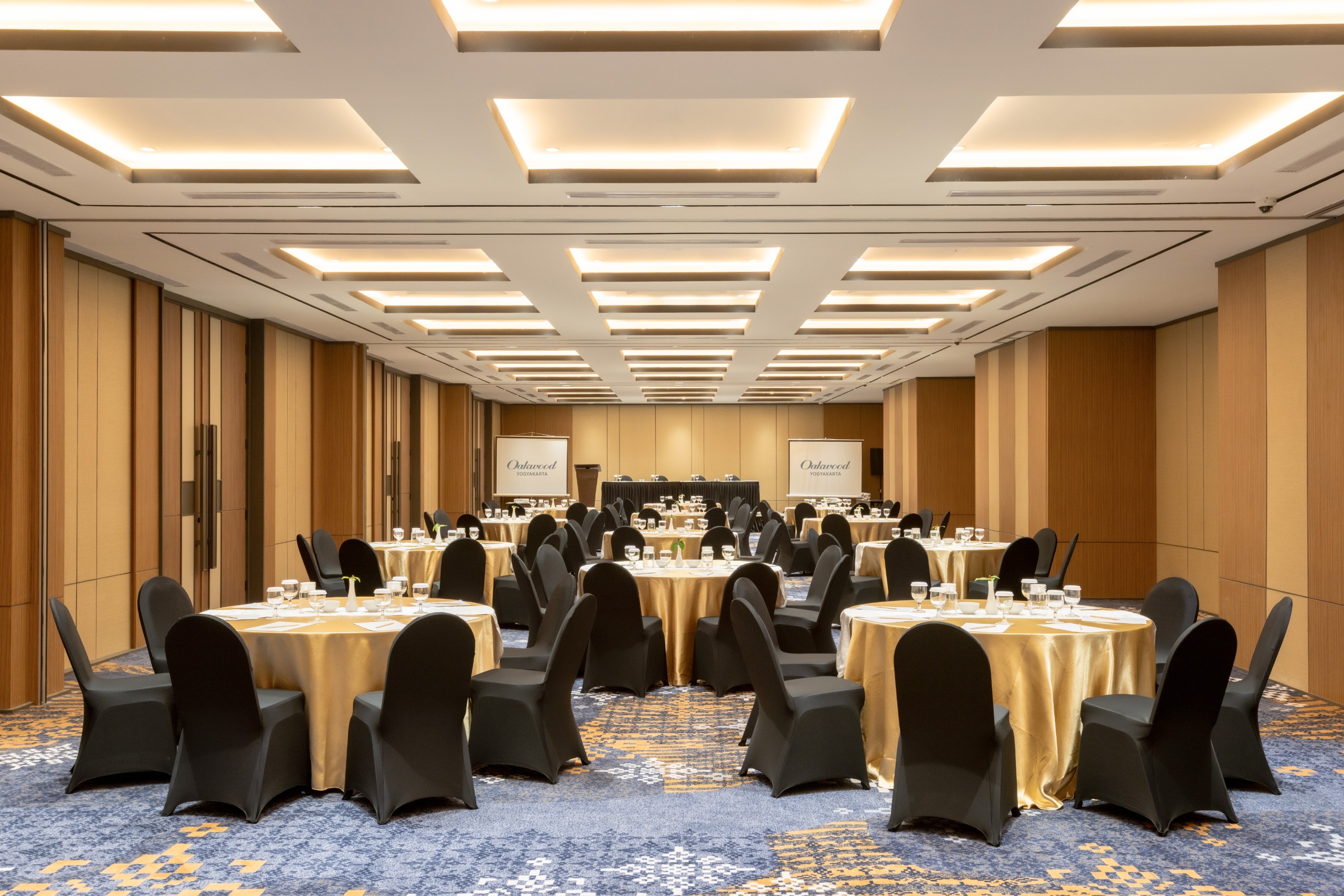 Ruang meeting Oakwood Yogyakarta dengan setup theater dilengkapi projector dan internet cepat