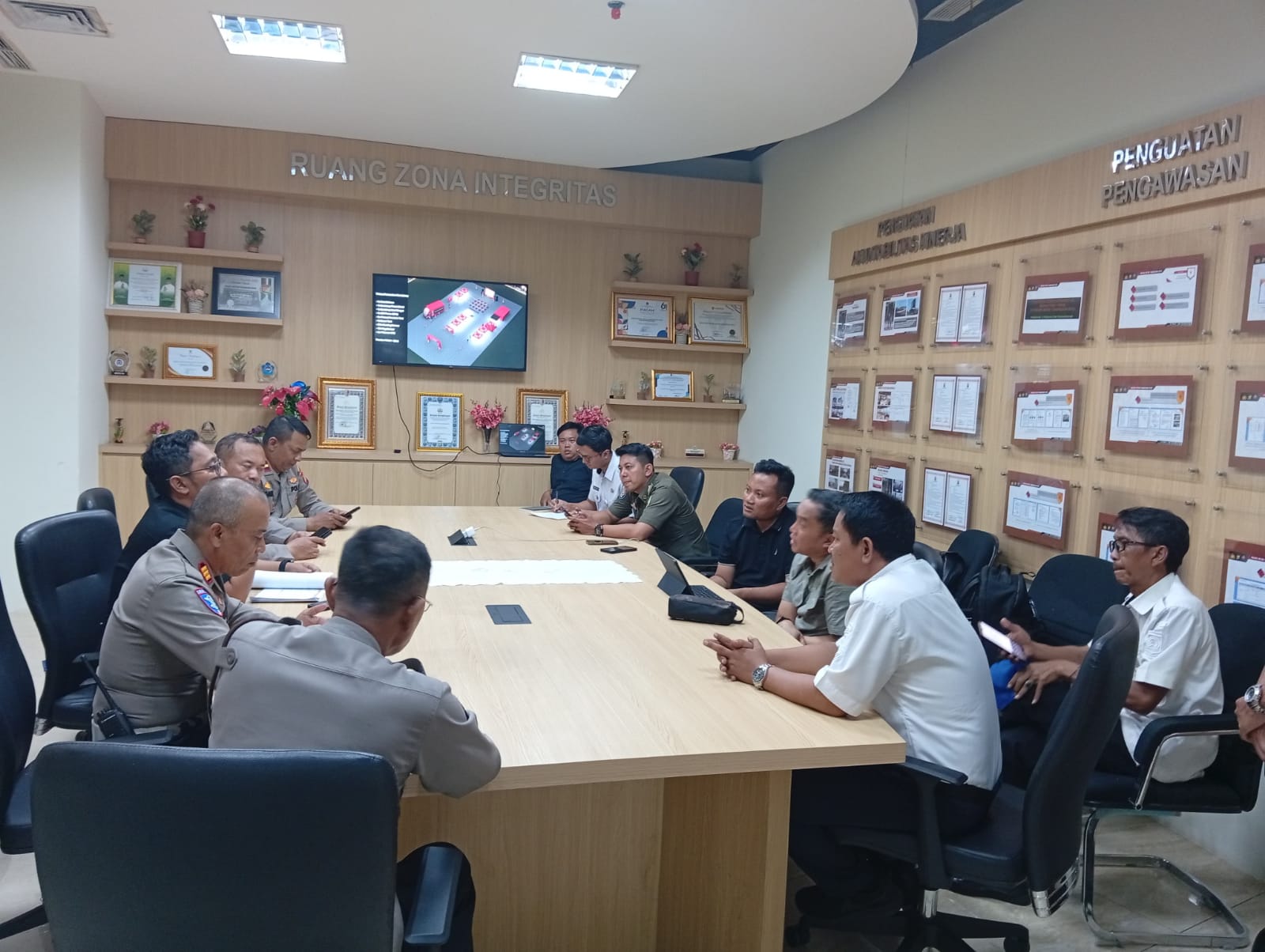 Paparan denah lokasi nobar Piala Dunia di layar saat rakor Polres Tangerang