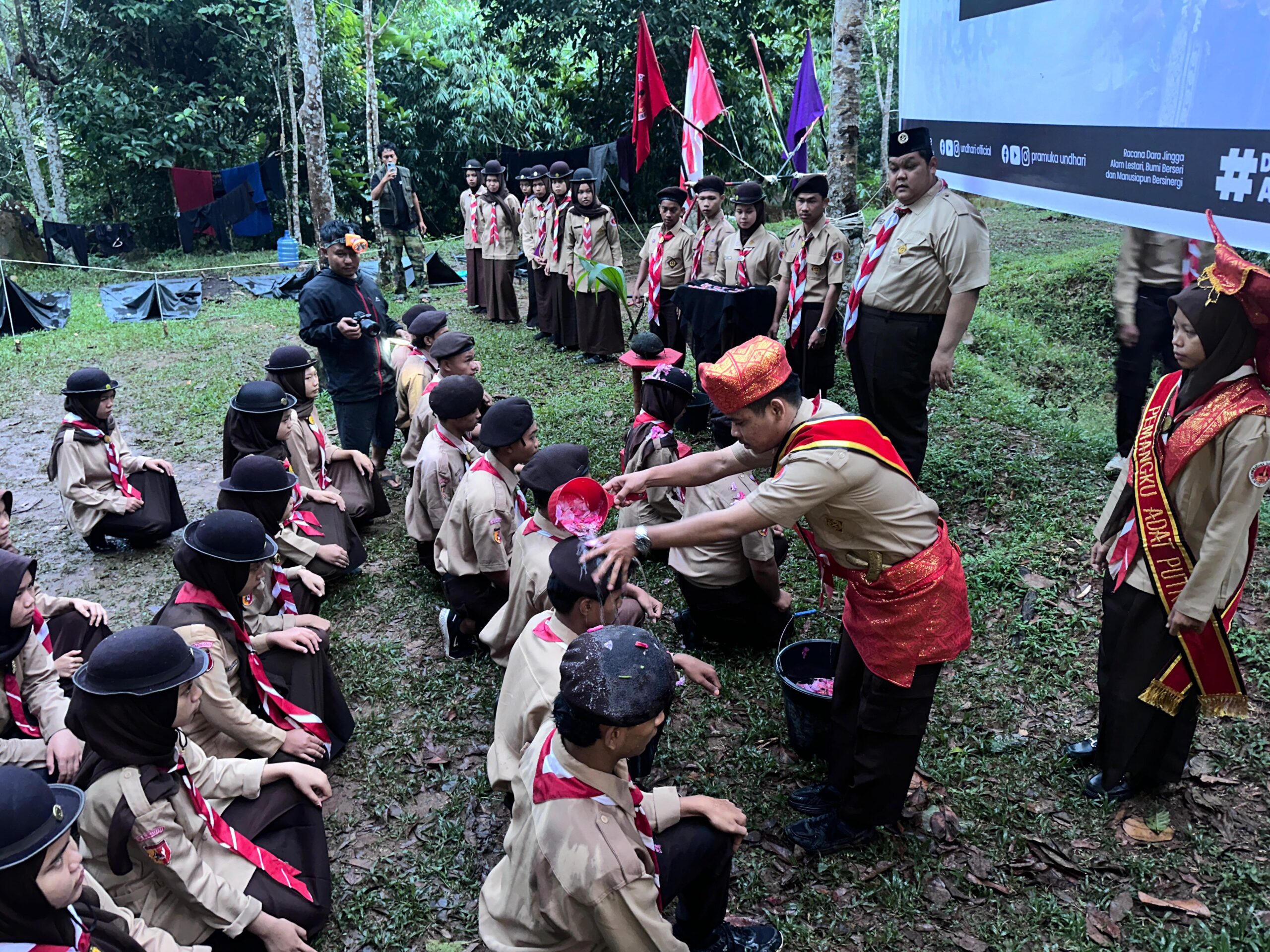 Prosesi pelantikan calon Pramuka UNDHARI dengan adat Minangkabau siram air bunga di Harau Valley 2026