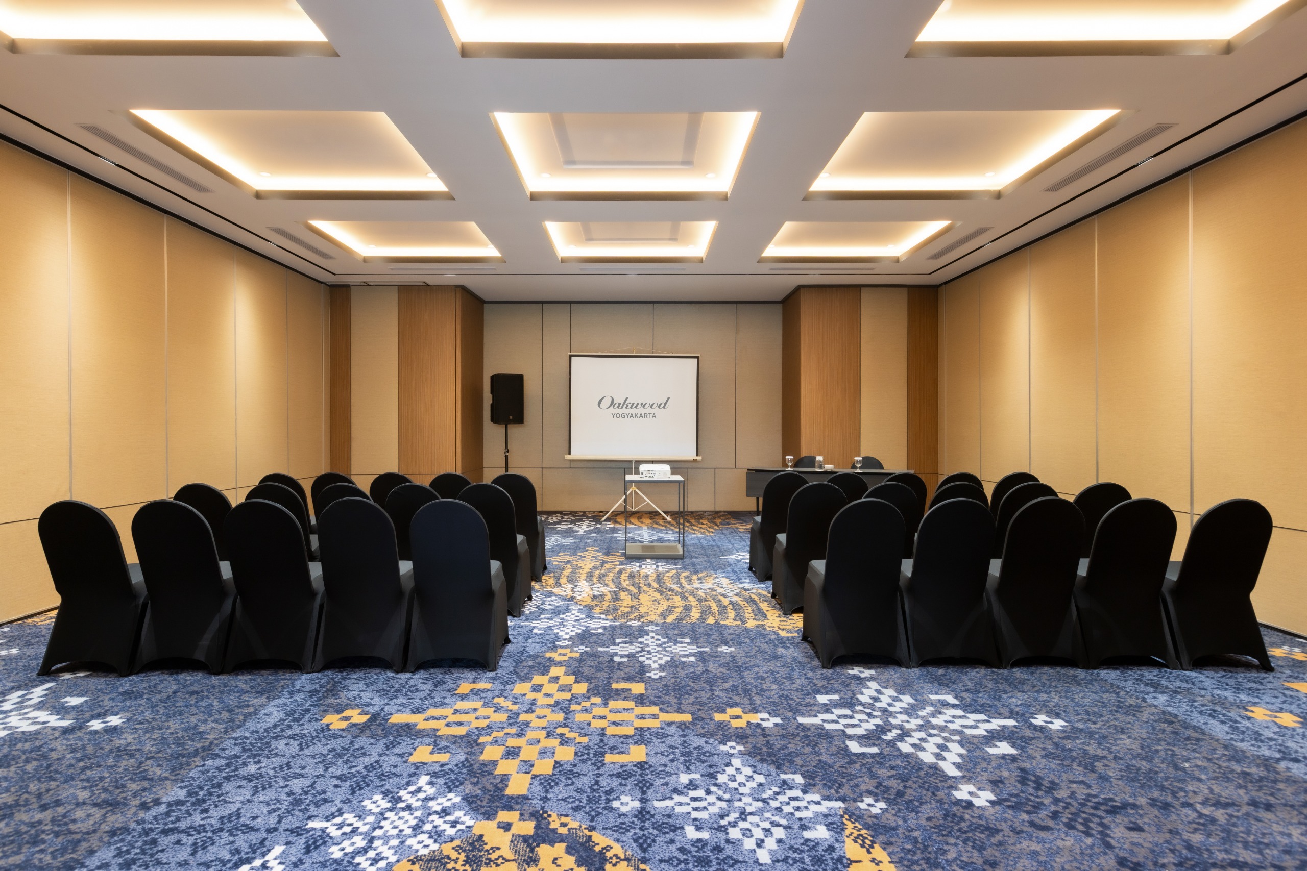 Ballroom Oakwood Yogyakarta setup banquet untuk seminar dan acara korporasi