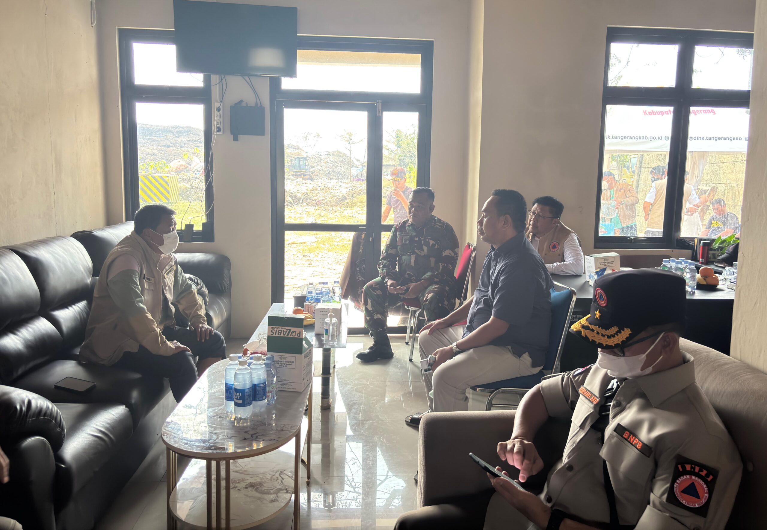 Rapat koordinasi penanganan kebakaran TPA Jatiwaringin di posko BPBD Kabupaten Tangerang