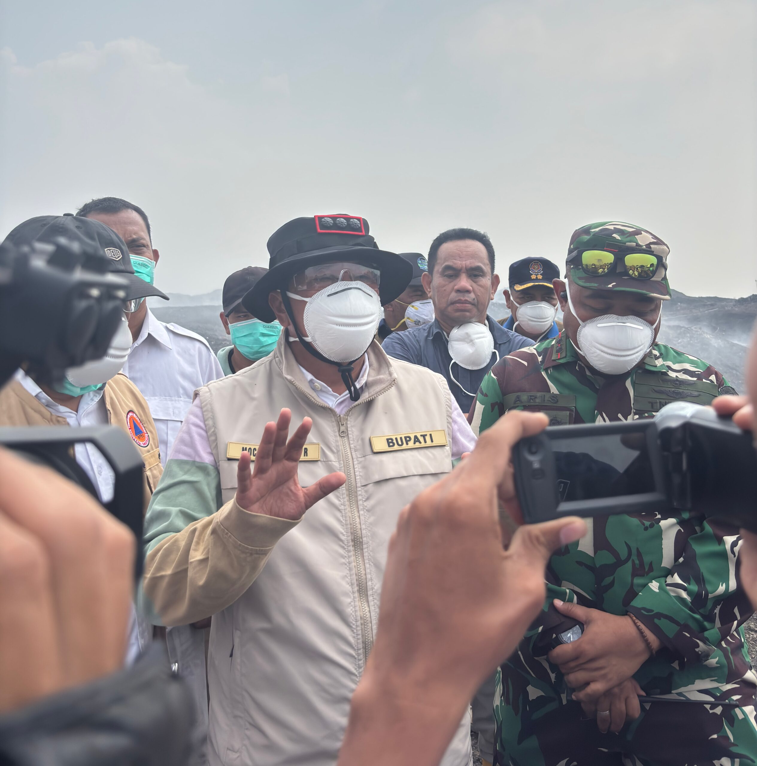Anggota DPRD Banten Syarifudin Salwani tinjau lokasi kebakaran TPA Jatiwaringin Kabupaten Tangerang 2026