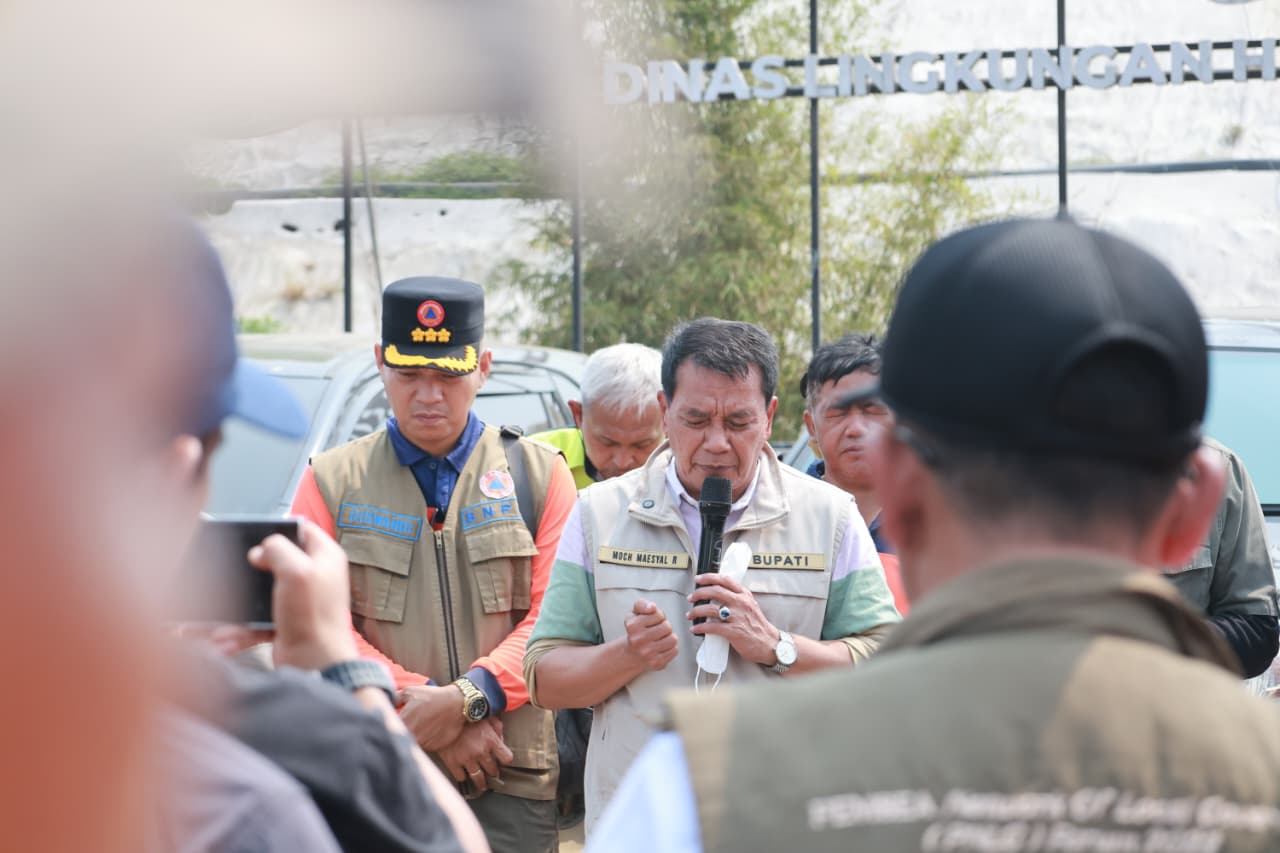 Bupati Tangerang dan tim gabungan berdoa bersama di depan gerbang TPA Jatiwaringin