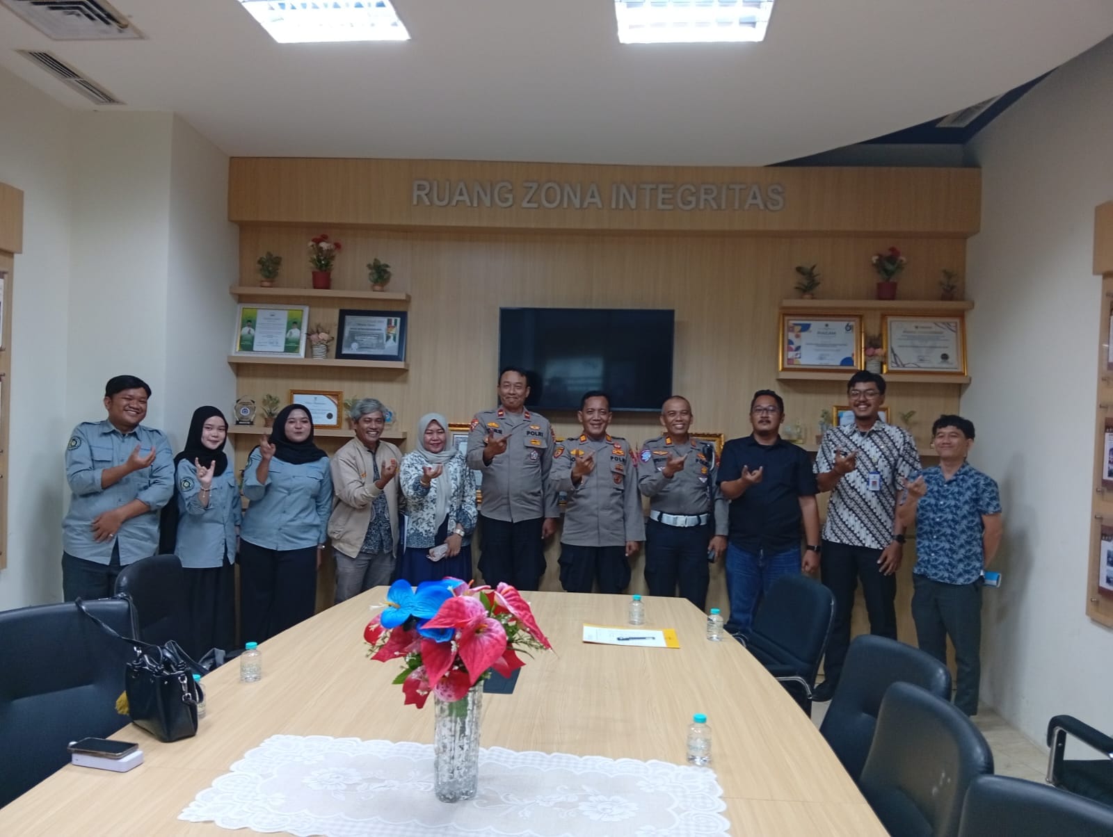 Panitia UMT dan Polres Metro Tangerang foto bersama usai rakor Parinkraf Fun Run