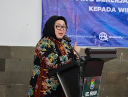 Wabup Intan Serahkan Bantuan Gerobak Mie Ayam ke WUB Perempuan di Kronjo