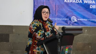 Wabup Tangerang Intan Nurul Hikmah memberikan sambutan di Kecamatan Kronjo
