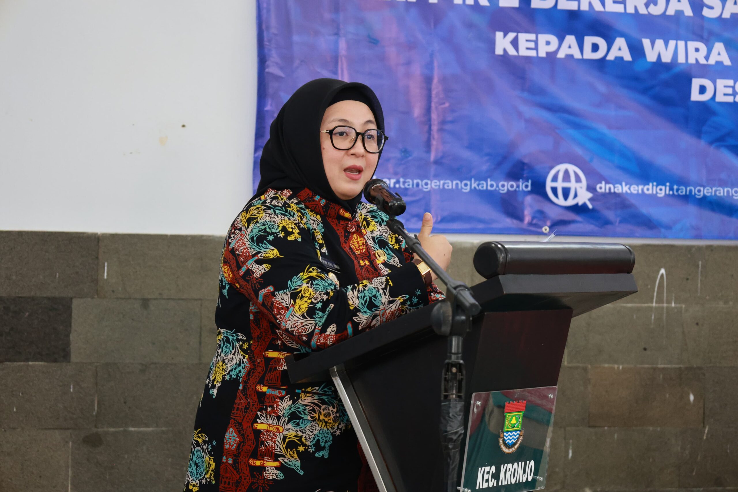 Wabup Tangerang Intan Nurul Hikmah memberikan sambutan di Kecamatan Kronjo