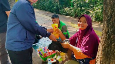 Pengurus PAGAR Palmerah-Gelora bagikan minyak sayur dan trash bag kepada pedagang kaki lima di area Palmerah
