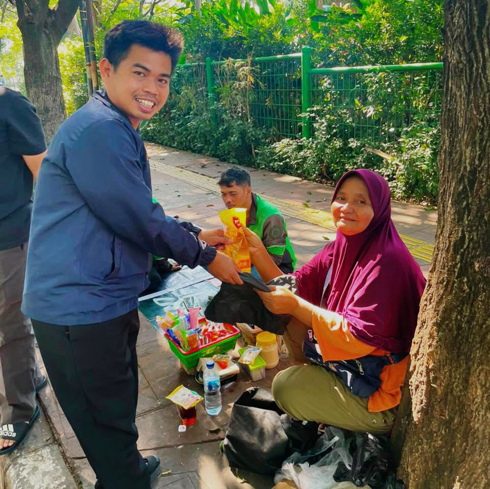 Pengurus PAGAR Palmerah-Gelora bagikan minyak sayur dan trash bag kepada pedagang kaki lima di area Palmerah