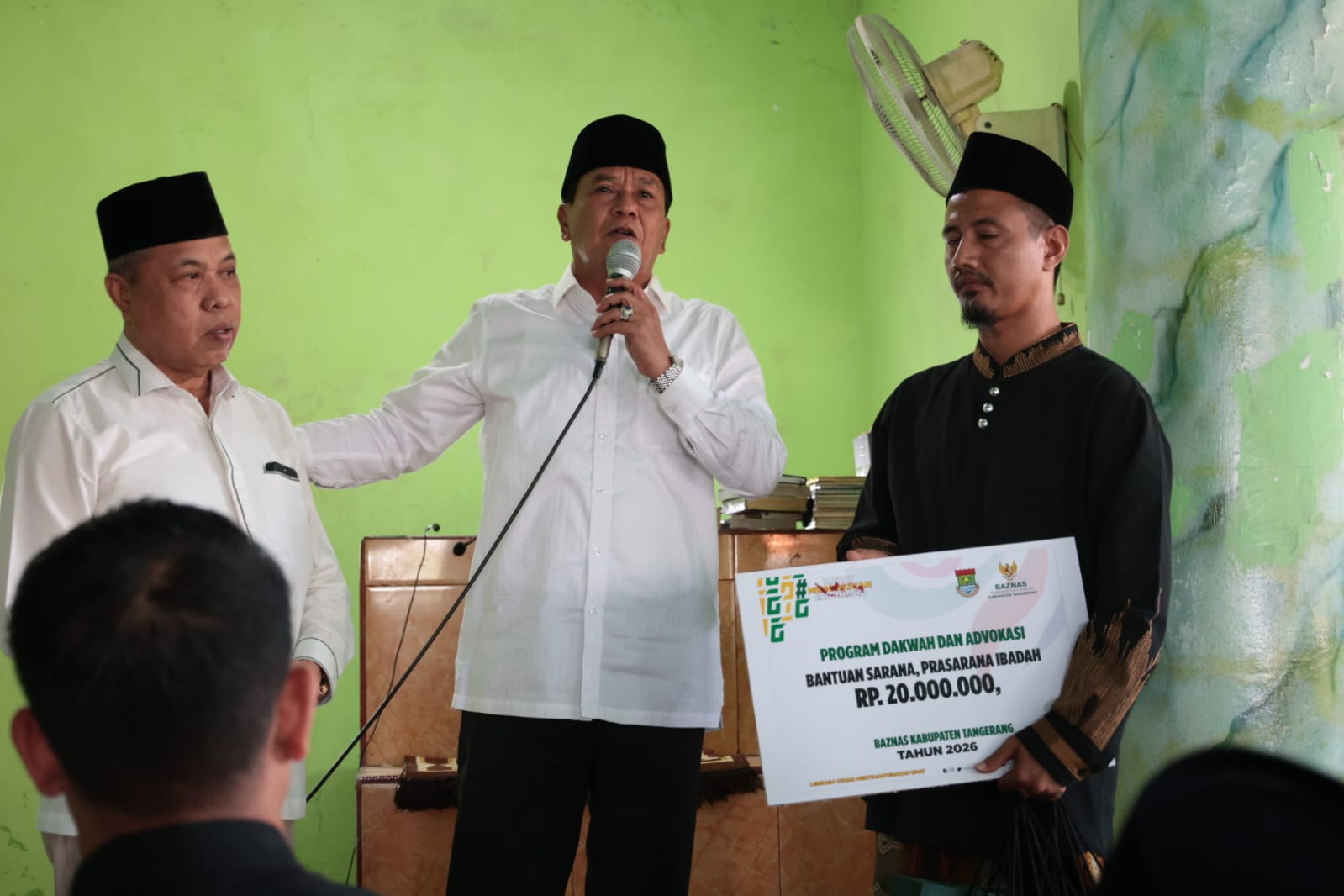 Bupati Tangerang serahkan bantuan Rp20 juta dari BAZNAS untuk sarana prasarana ibadah Masjid Darurrohman Rajeg