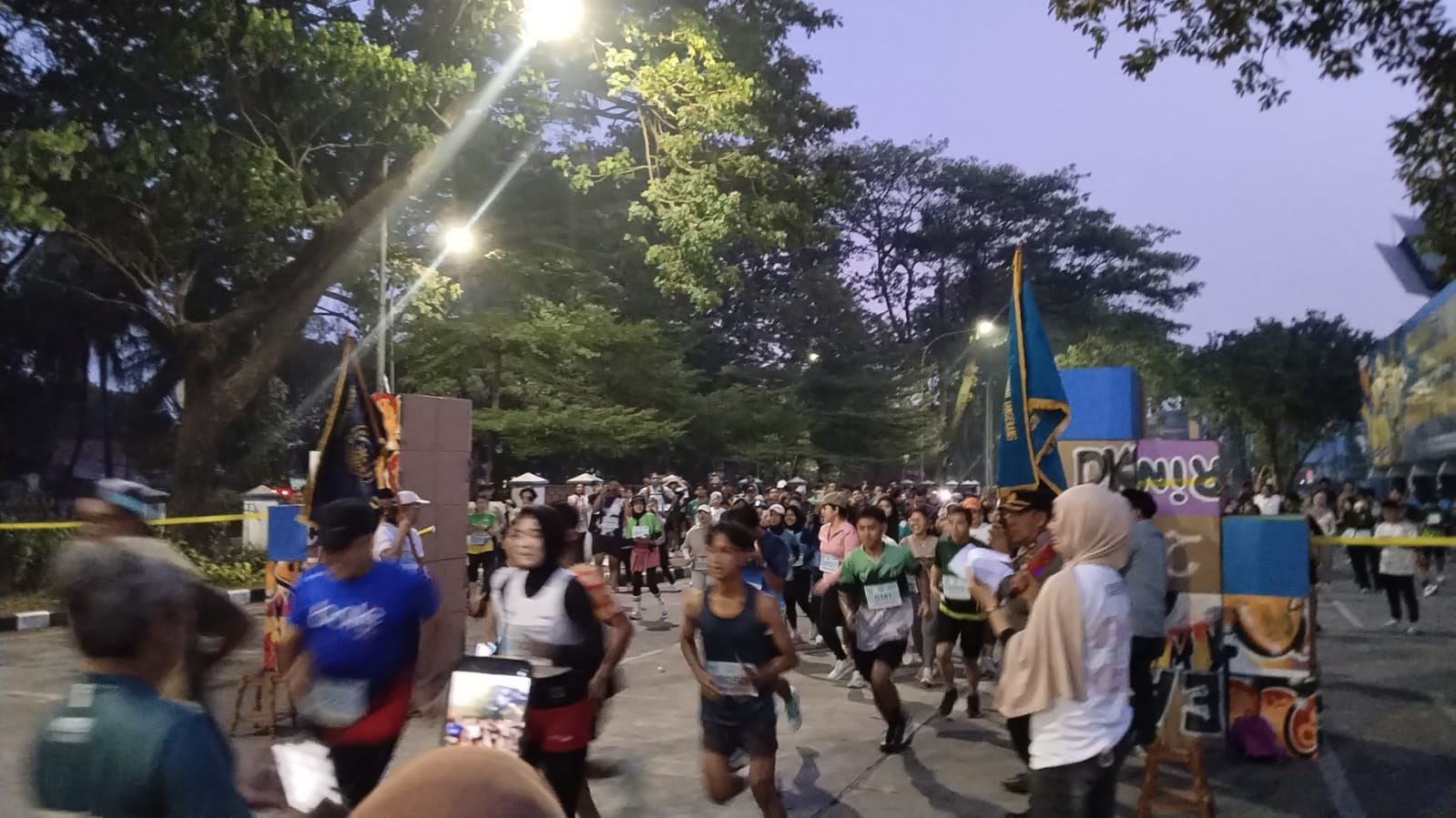 Peserta berlari saat pelepasan Parinkraf Fun Run 2026 sejauh 7 KM keliling Kota Tangerang